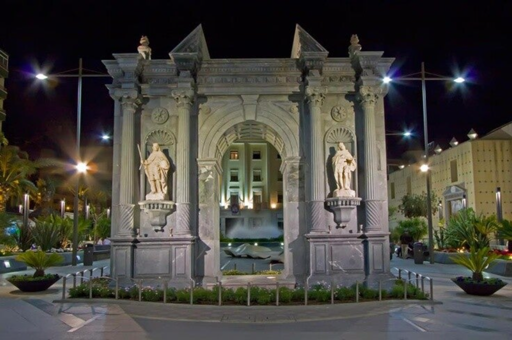 Monumento en la Plaza de los Reyes: la puerta del Hospital Real