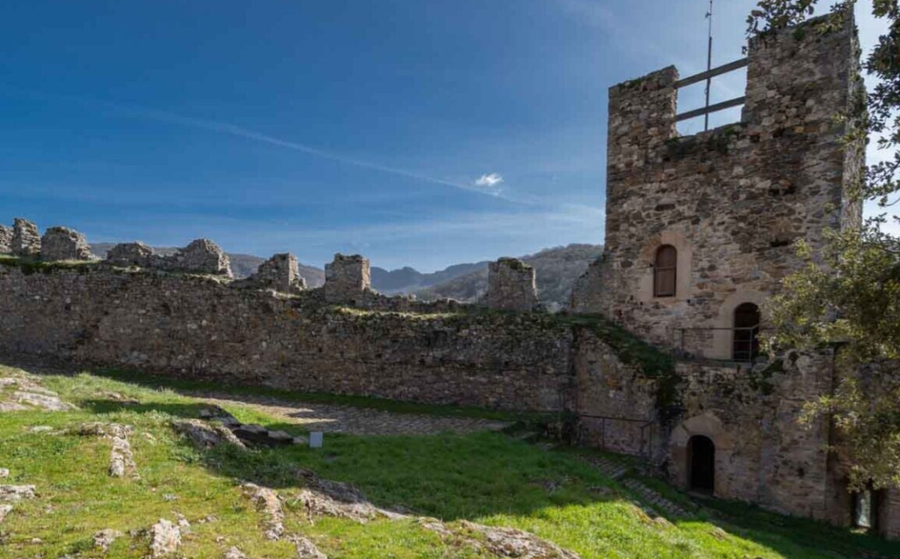 Patio Interior en ruinas, castillo Cornatel
