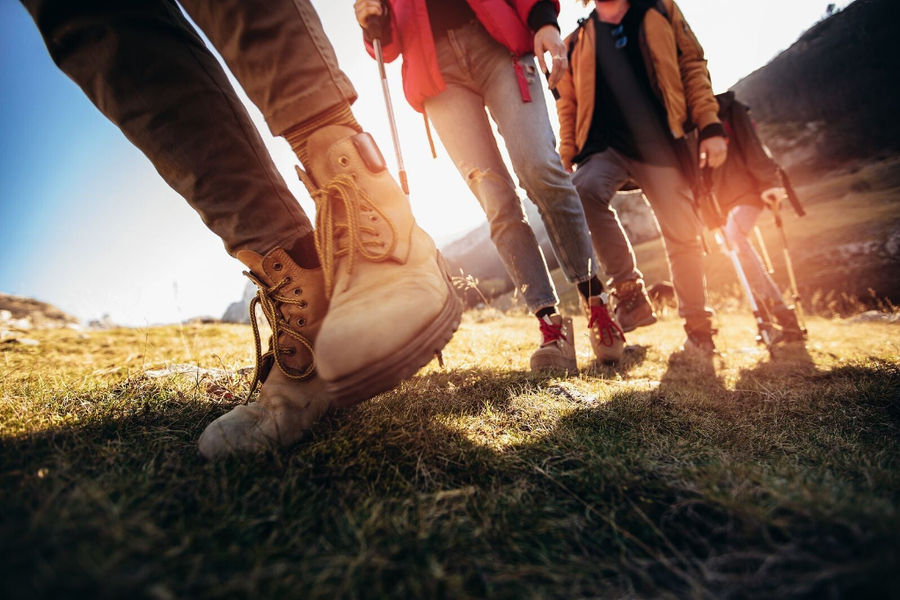 senderistas andando por el campo, imagen solamente de los pies