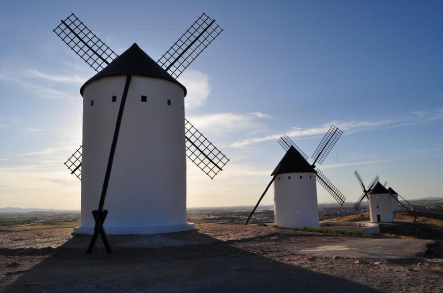 Molinos de viento del Cerro de San Antón: guardianes del horizonte manchego