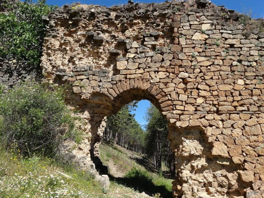 Puerta en ruinas de la muralla del castillo de Cañete, Cuenca