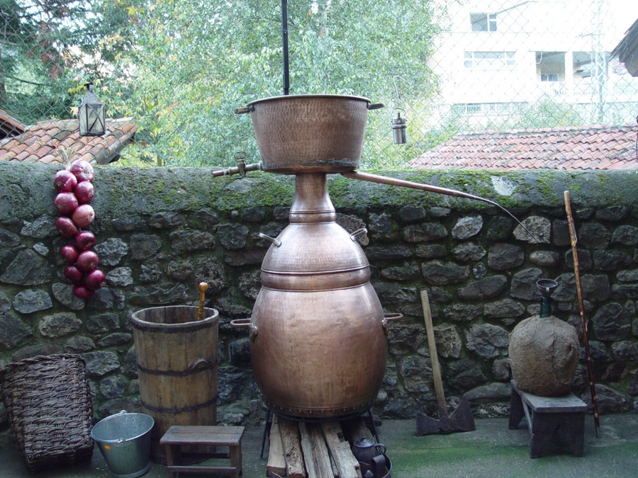 alquitara en un patio de una casa en potes preparada para la fiesta del orujo