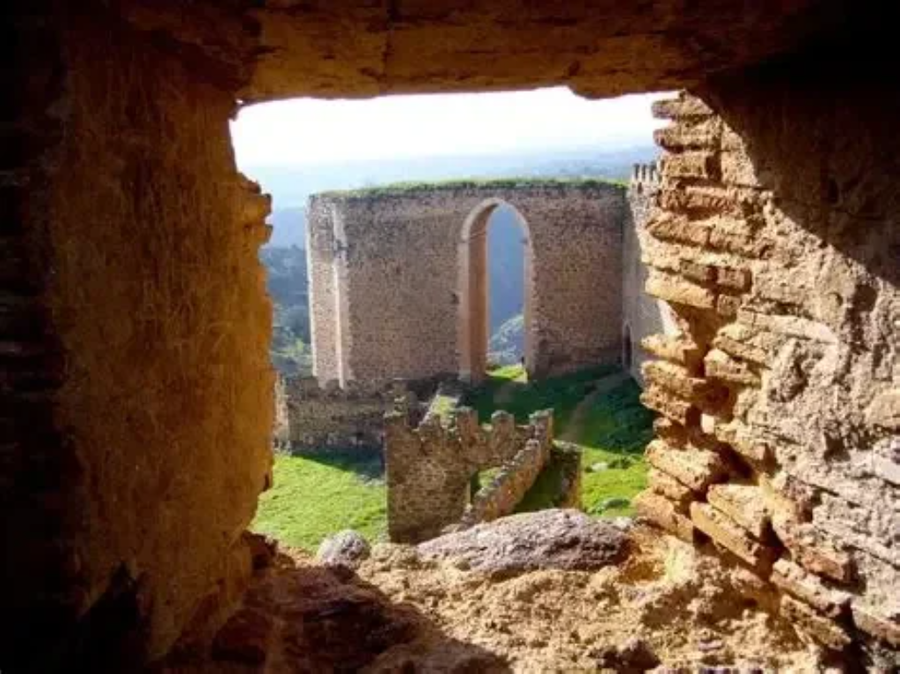 Vistas de ventana del castillo templario de Montalbón Toledo