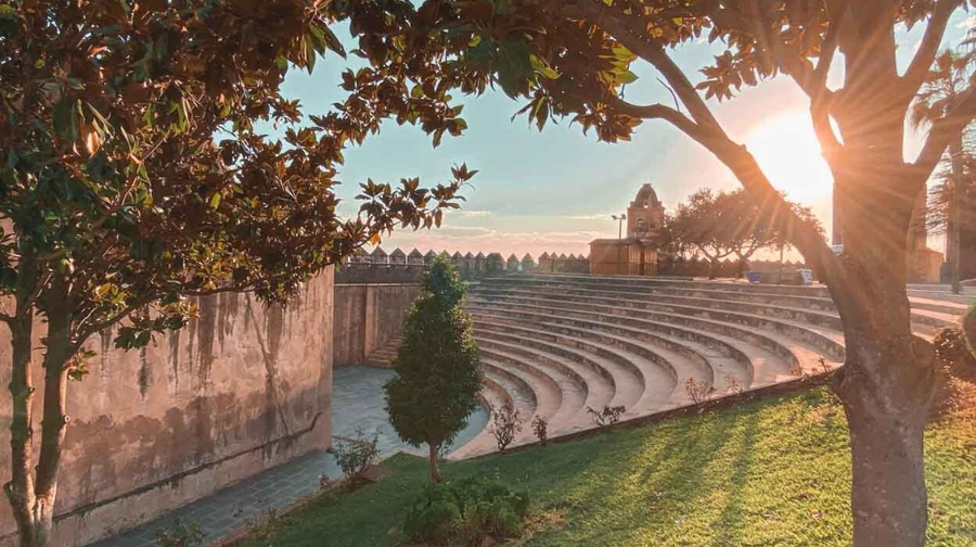 vista del amanecer desde el interior del castillo templario de Jeréz de los Caballeros