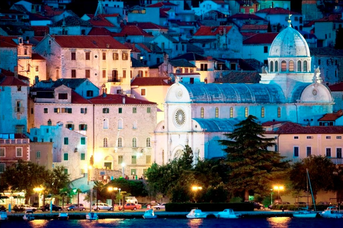 Šibenik: piedra blanca, fortalezas y la catedral más singular de Croacia