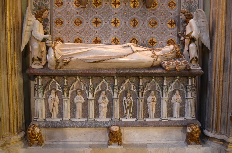 Sepulcro bifrontal de la reina Elisenda de Montcada