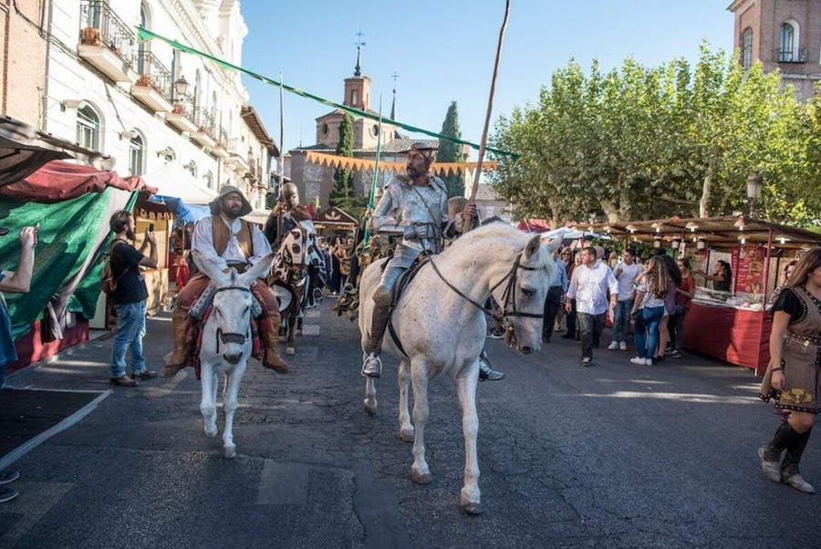 Don quijote y Sancho Panza paseando por el mercado cervantino en caballo blanco y burro blanco