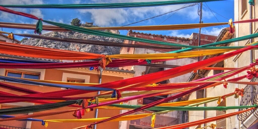 Calles adornadas para la feria de todos los santos