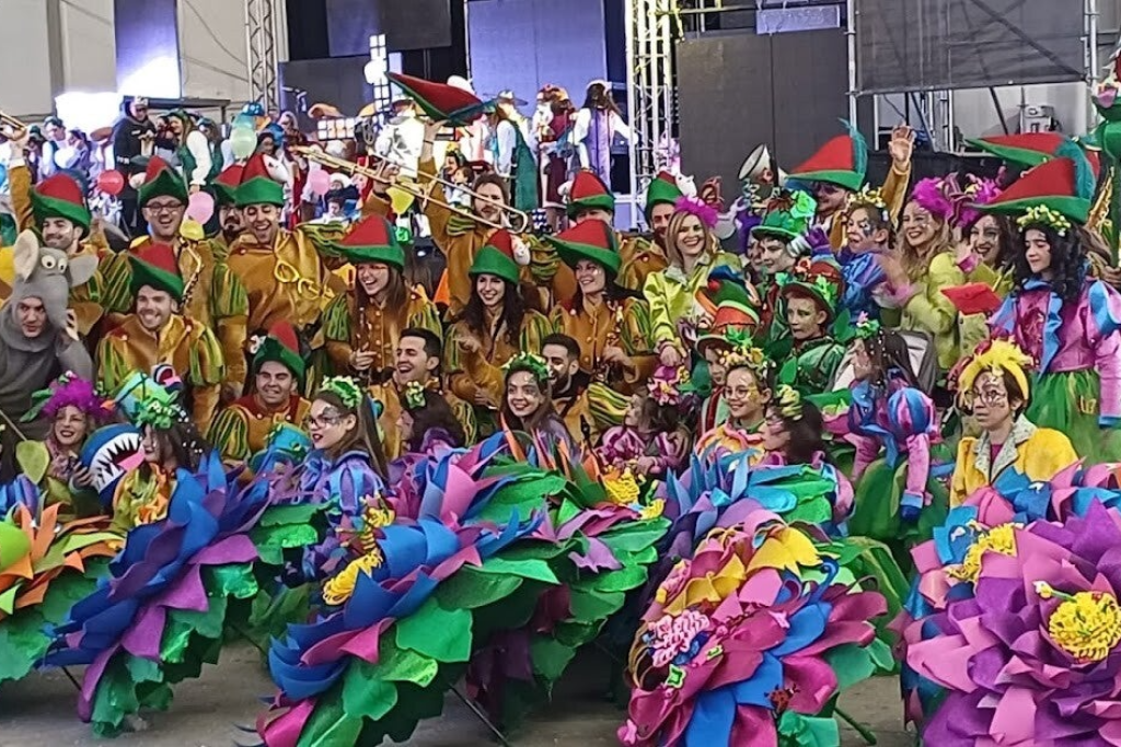 Comparsa con disfraz colorido de aves en el carnaval de villarobledo