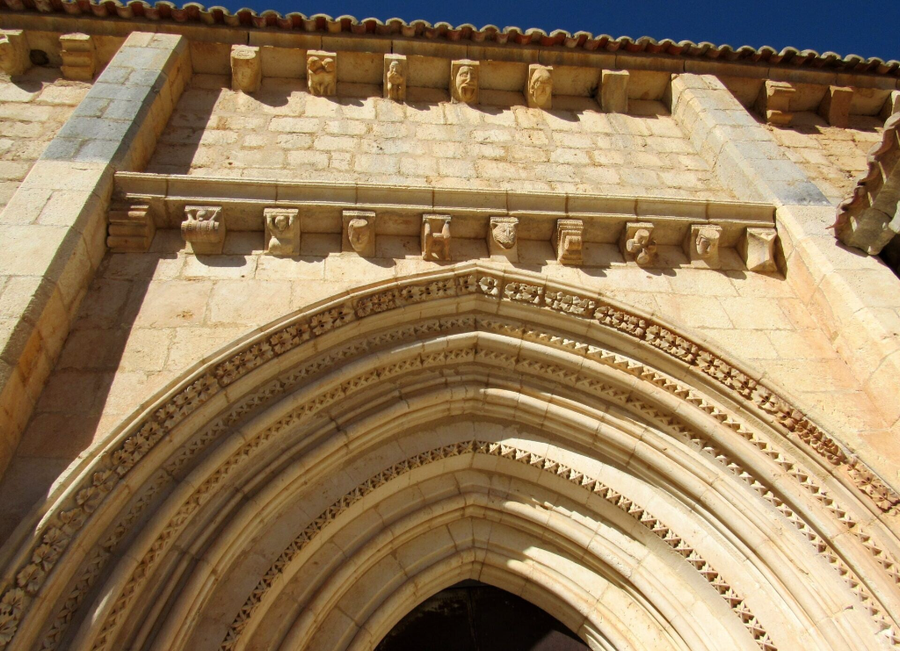 Detalle porton de entrada Ermita de San Bartolomé en Soria