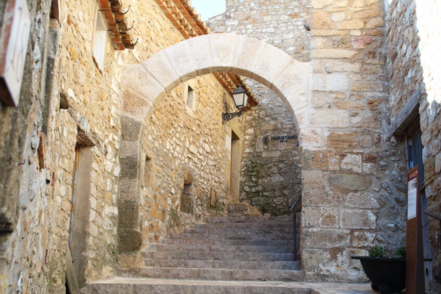 Portal de la Font: Entrada al casco antiguo, donde comienza el viaje al pasado.
