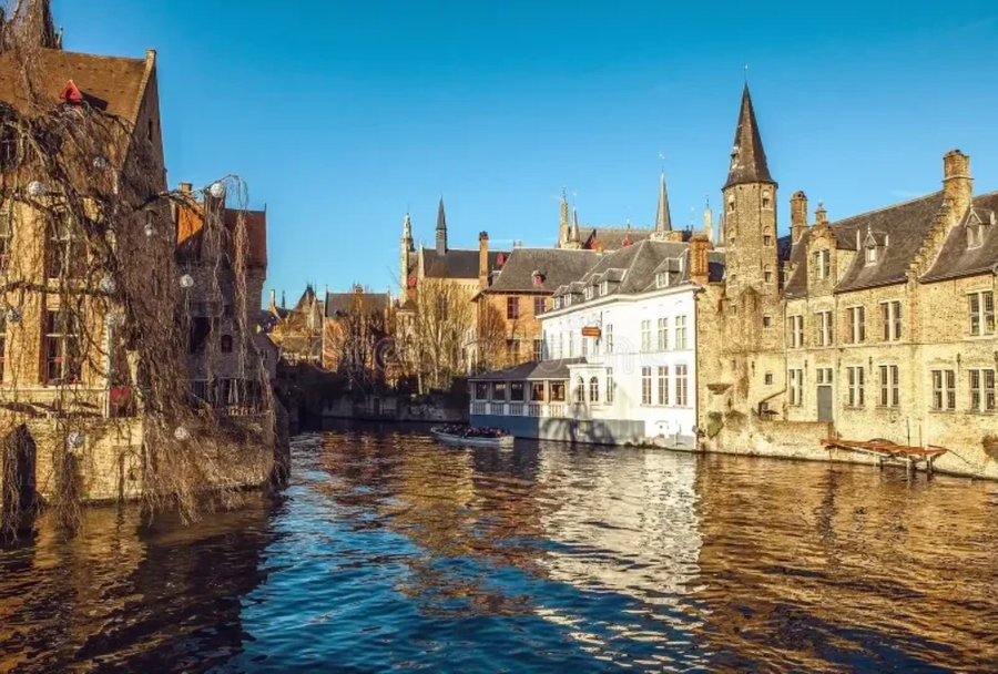 Dijver: conecta el Museo Groeninge con el Muelle del Rosario. Reflejos perfectos y vistas al campanario.