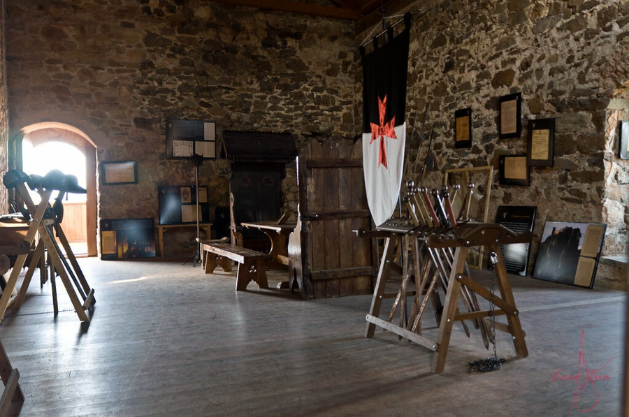 Sala de Interpretación del castillo de Cornatel con espadas medievales y templarias y objetos medievales