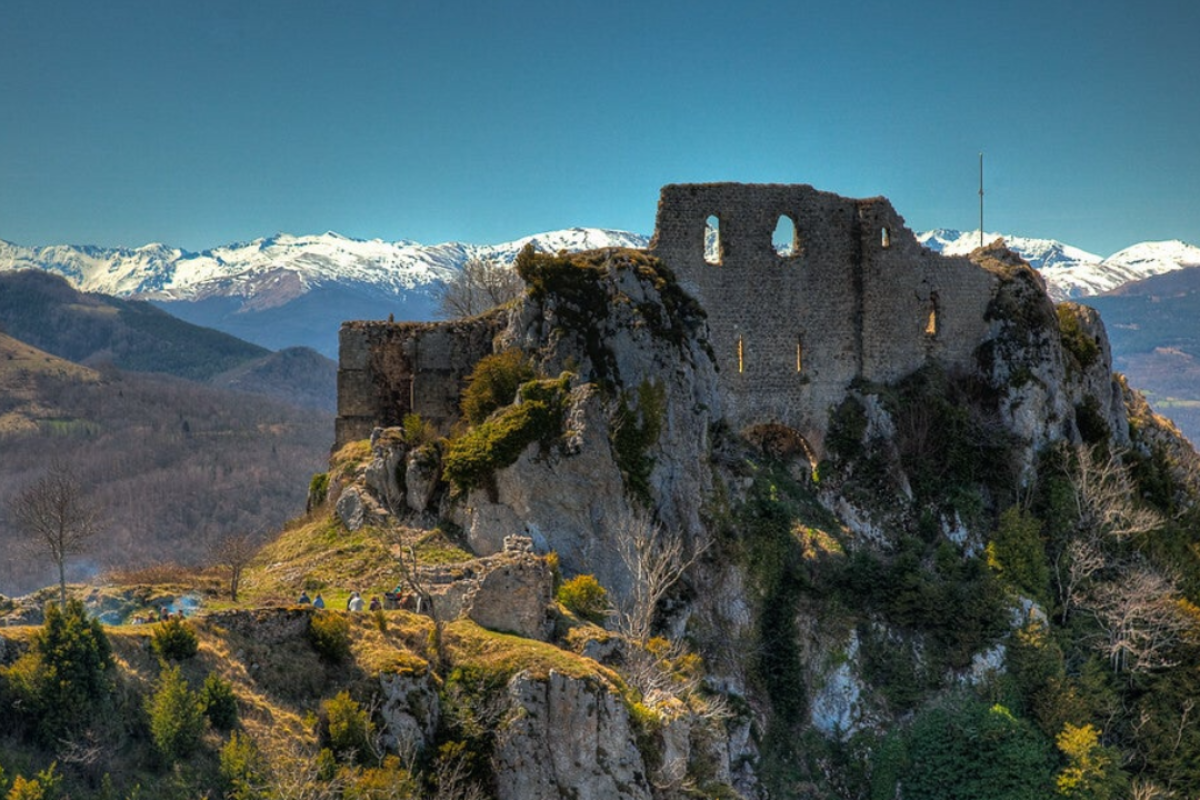Castillo de Roquefixade, sobre el pueblo de Roquefixade (Ariège)