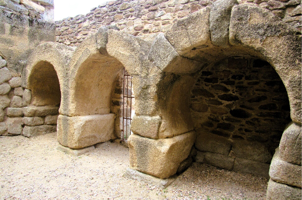 Ermita y Sitio Histórico de Santa María de Melque. El Bastión de Piedra