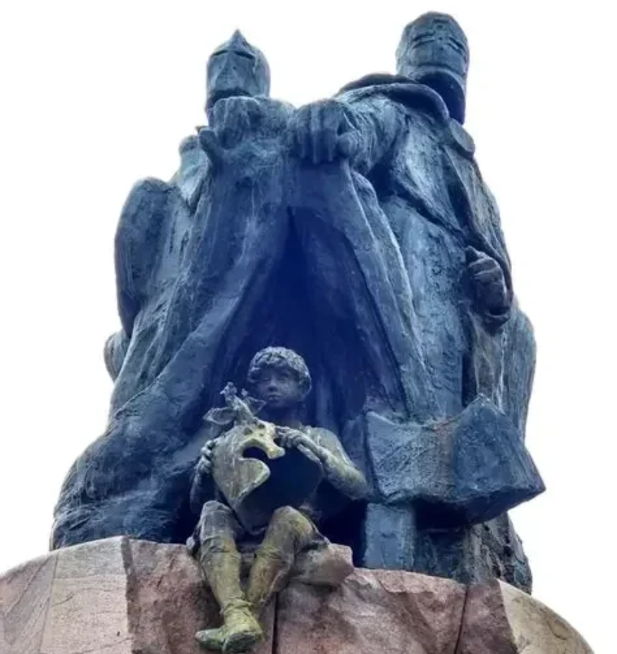 escultura en monzón de Jaime I protegido por los Caballeros Templarios