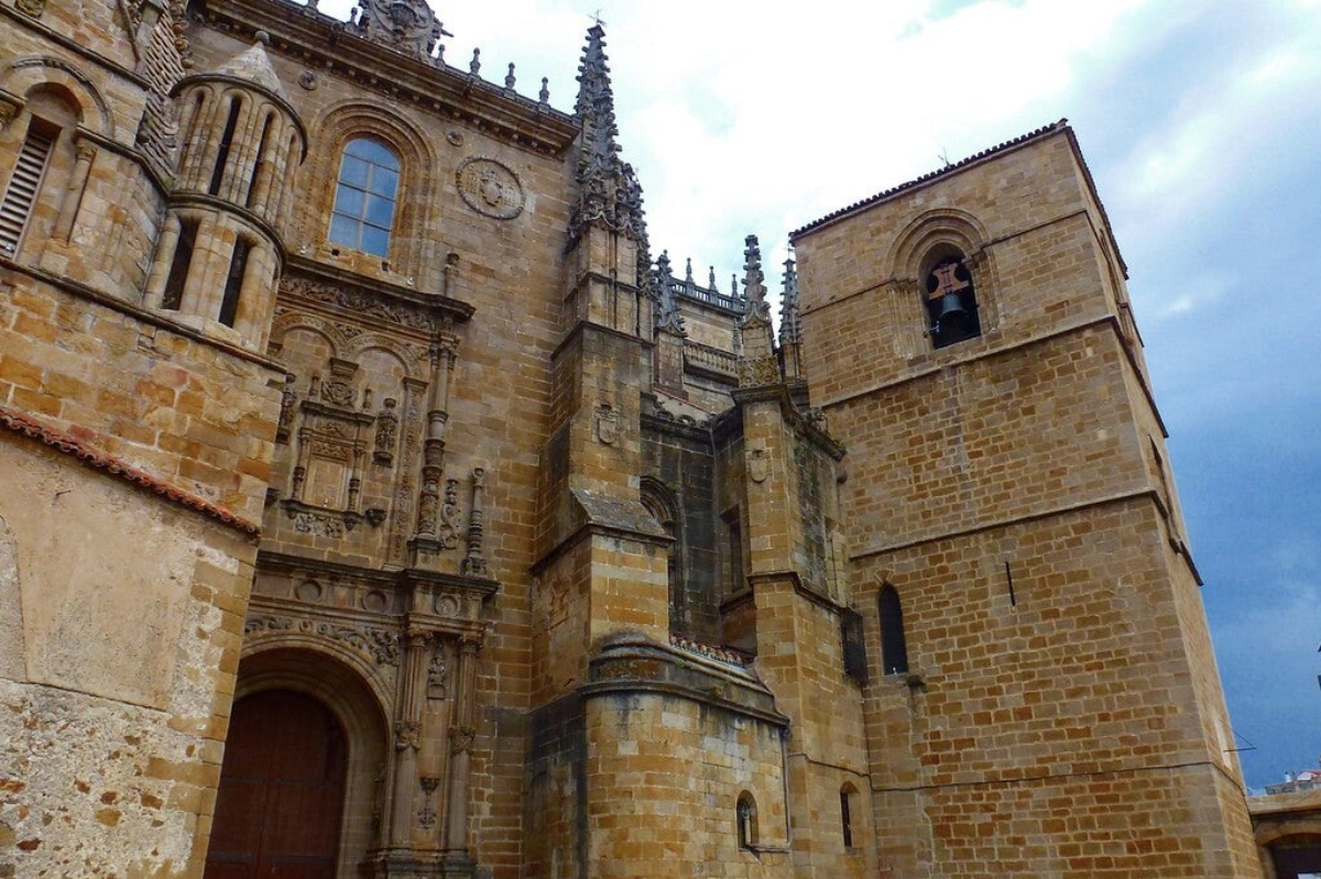 Fachada de un lateral de la Catedral Vieja de Plasencia