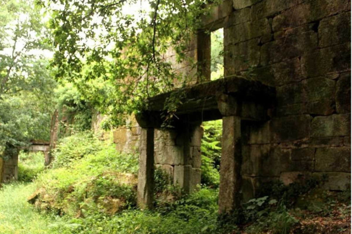 ruinas del antiguo pueblo de la Isla de Cortegada