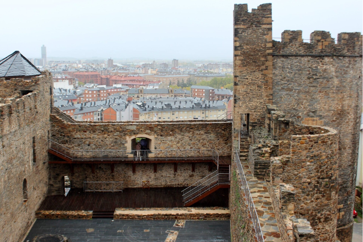 Vista lateral torre y entrada Castillo de Ponferrada
