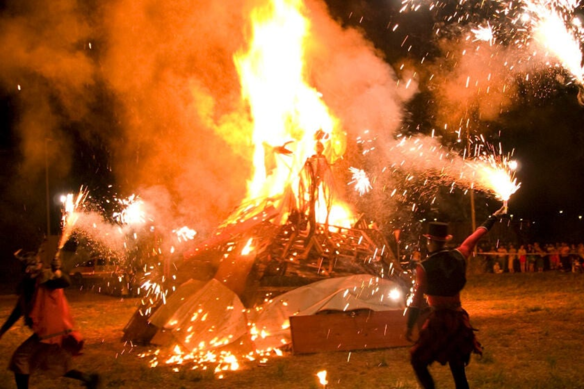 Cantabria: hogueras del norte verde y magia frente al Cantábrico