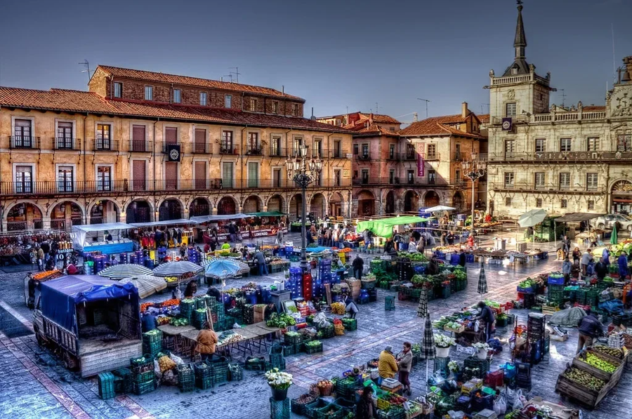Plaza Mayor: el gran salón barroco de León
