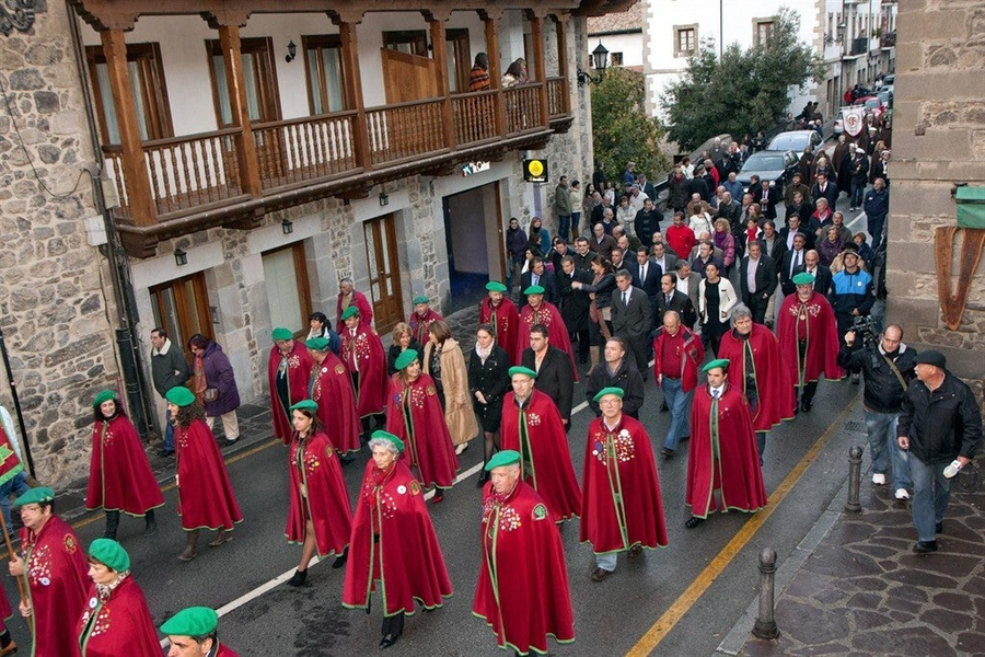 Desfile de orujeros en la fista del orujo de Potes, Cantabria