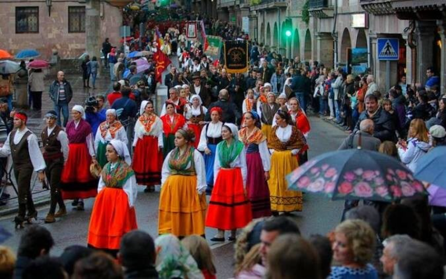 mujeres con traje tradicional en potes desfilando en la fiesta del orujo