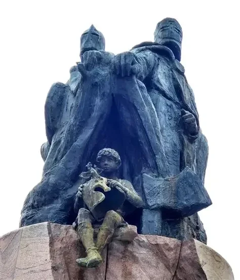 escultura en monzón de Jaime I protegido por los  Caballeros Templarios