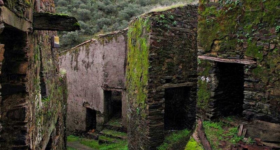 paisaje de las hurdes de casas cubiertas de musgo en estado ruinoso la utilizo para portada de leyendas de las urdes