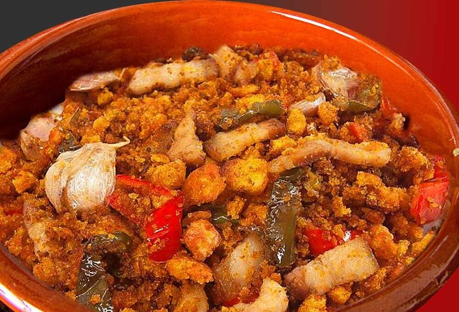fuente de barro de migas extremeñas
