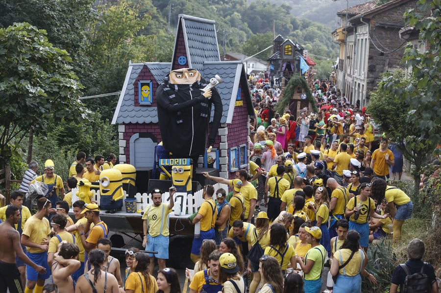 un monton de minions en el descenso del nalón