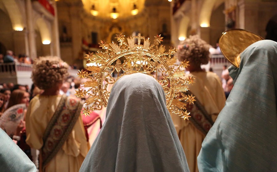 Misteri Festa d’Elx: virgen de espaldas