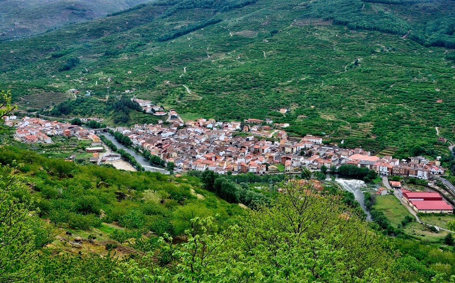 Navaconcejo es uno de esos pueblos que parecen haber sido dibujados por la naturaleza y esculpidos por la historia.