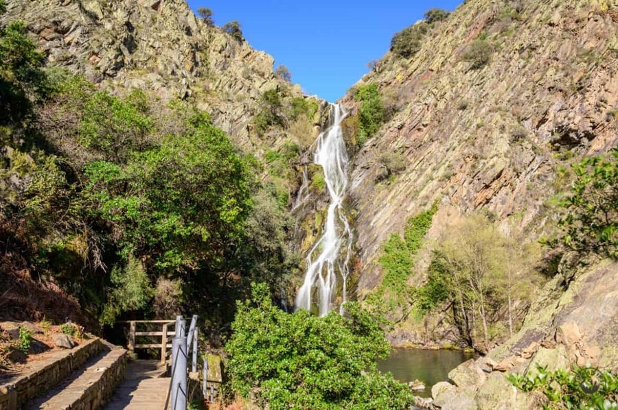 Ovejuela: cascadas, conventos y memoria hurdana
