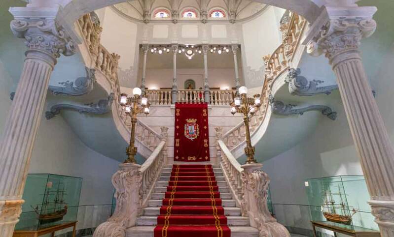 Palaacio Consitorial escalera con alfombra roja