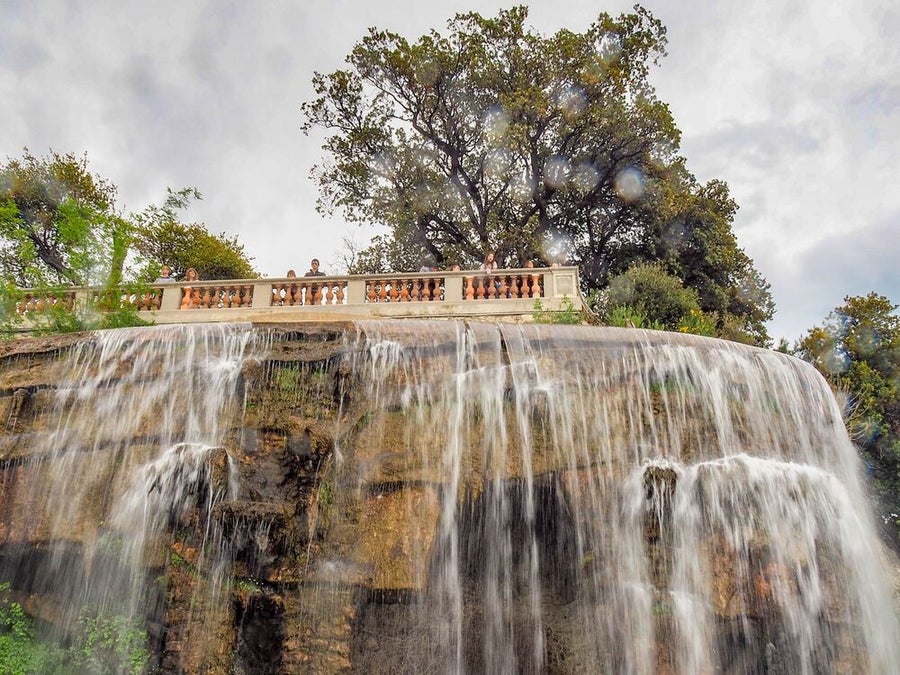 La Colina del Castillo de Niza (Colline du Château) es uno de los lugares más emblemáticos de la ciudad, cascada del castillo