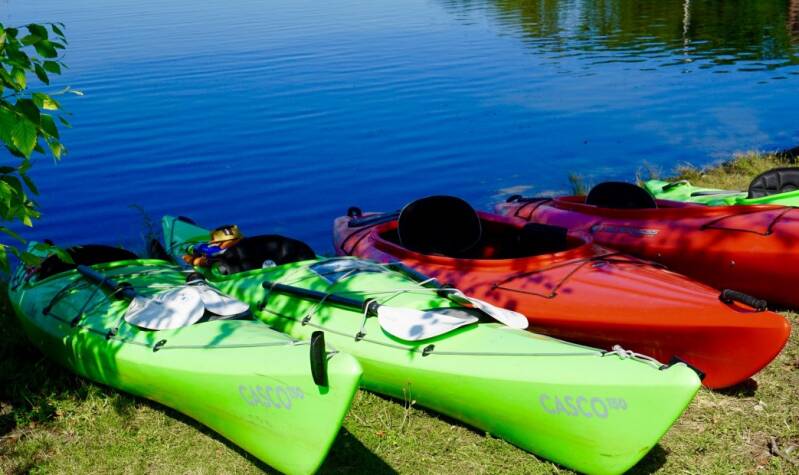 canoas de colores aparcadas en la orilla del rio sella