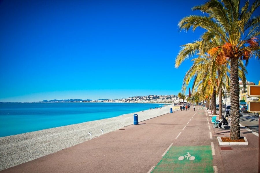 La Promenade des Anglais es el paseo marítimo más famoso de Niza,