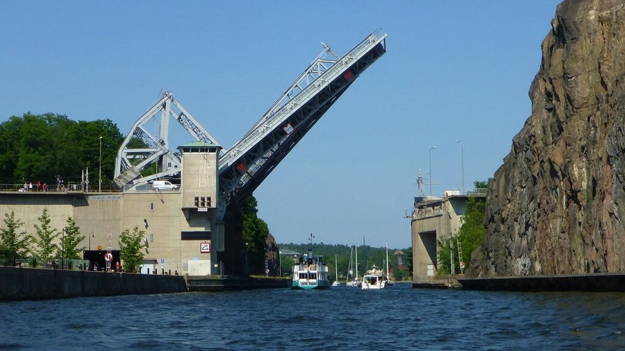 Danviksbron es un puente levadizo ubicado en Estocolmo,