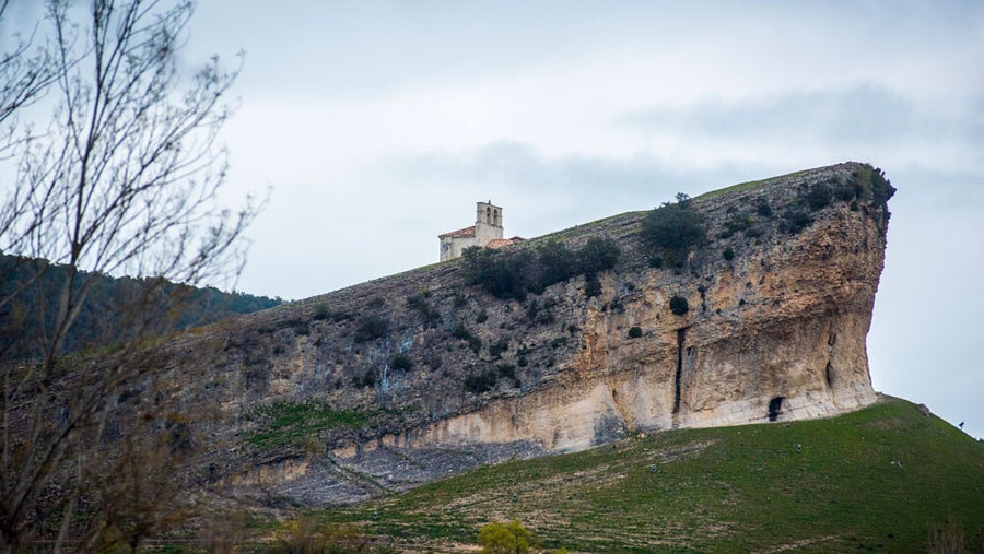 Ermita de San Pantaleón de Losa: arte, misterio y leyenda sobre la Peña Colorada