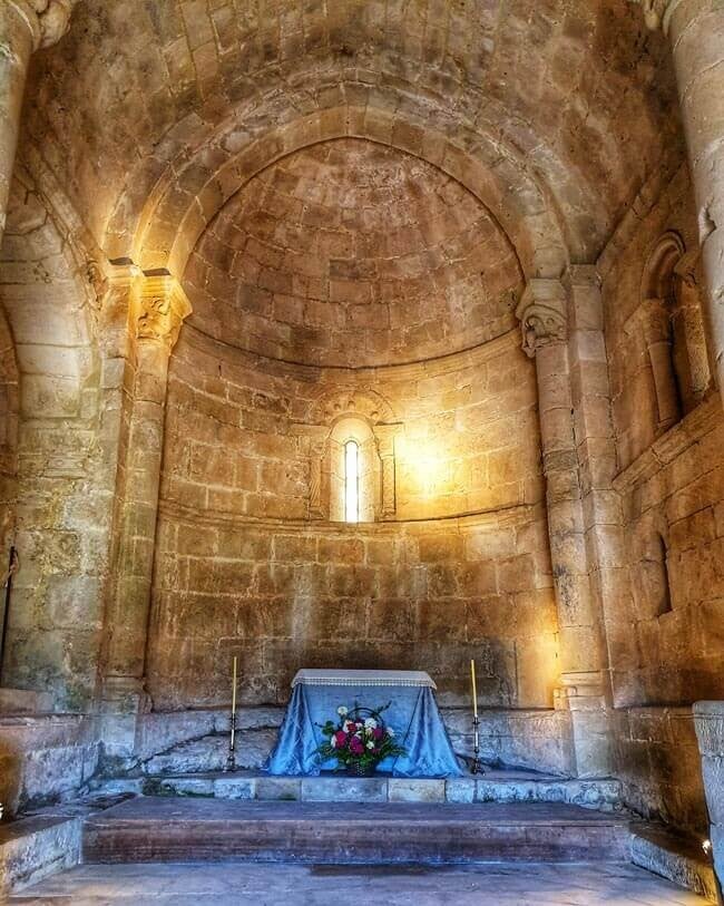 Interior  Ermita de San Pantaleón de Losa