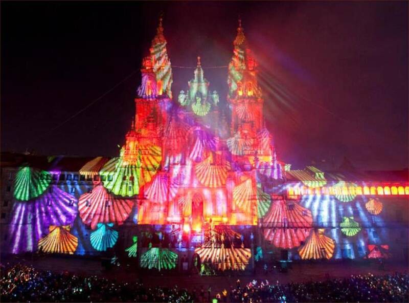 Fachada de la Caedral de Santiago de Compostela iluminada por luces con dibujos de la concha del apostol