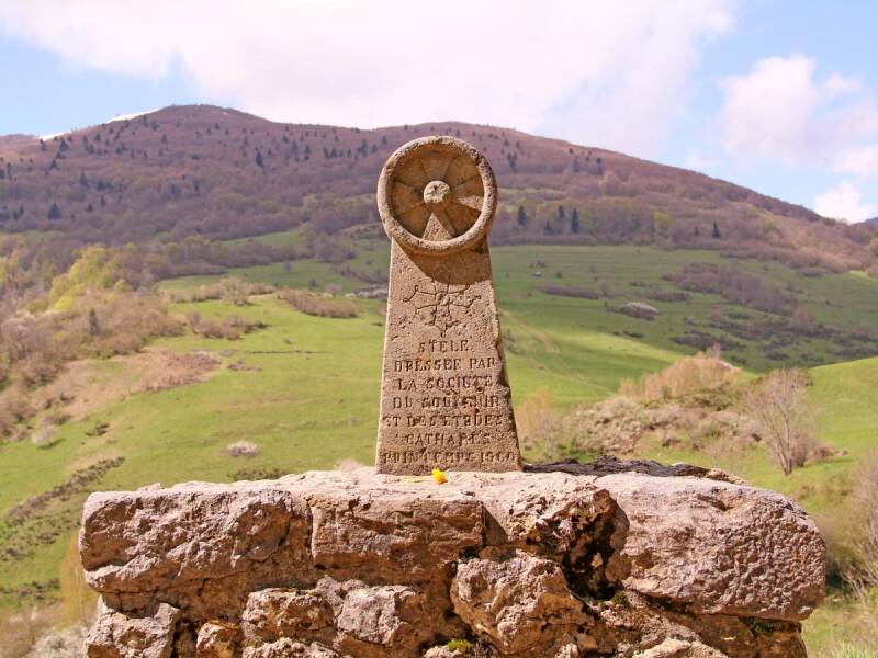 Estela conmemorativa en el campo de los quemados al pie de Montsegur