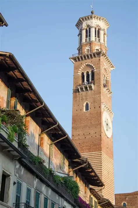 La Torre dei Lamberti es la gran vigía de Verona