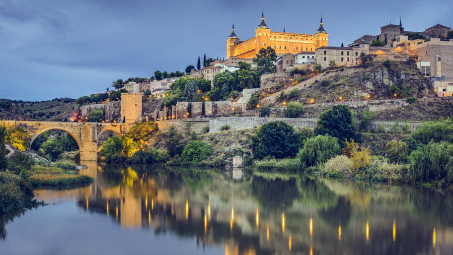 vista del Alcazar de Toledo de noche