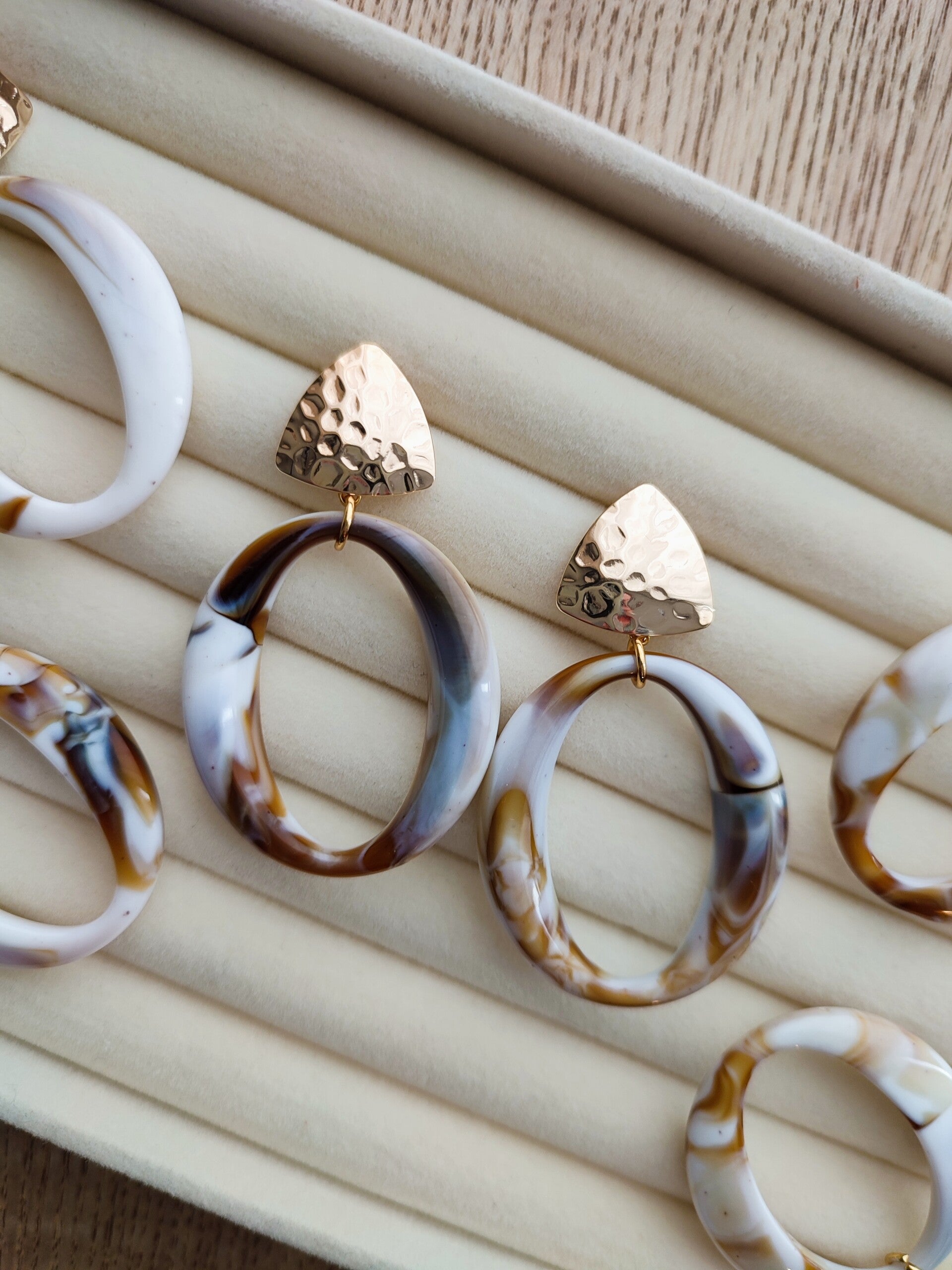 Boucles d’oreilles Erya – Doré & Blanc Marbré aux nuances Caramel