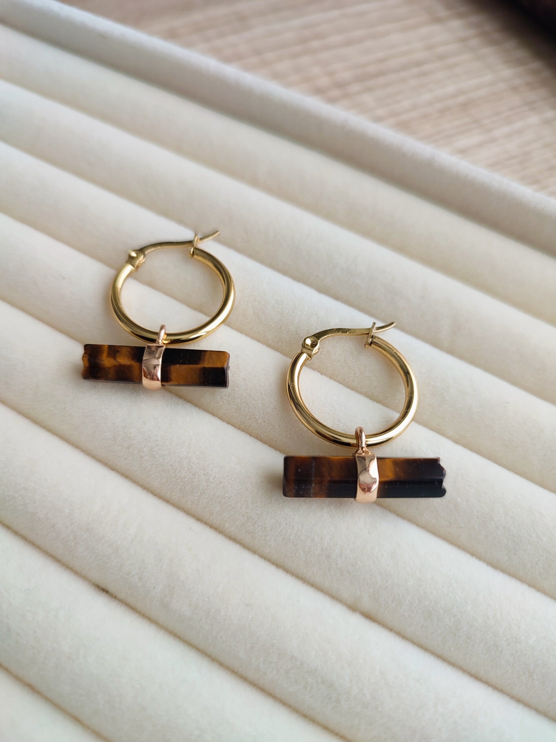 Boucles d’oreilles Gaïa – Œil de Tigre & Doré