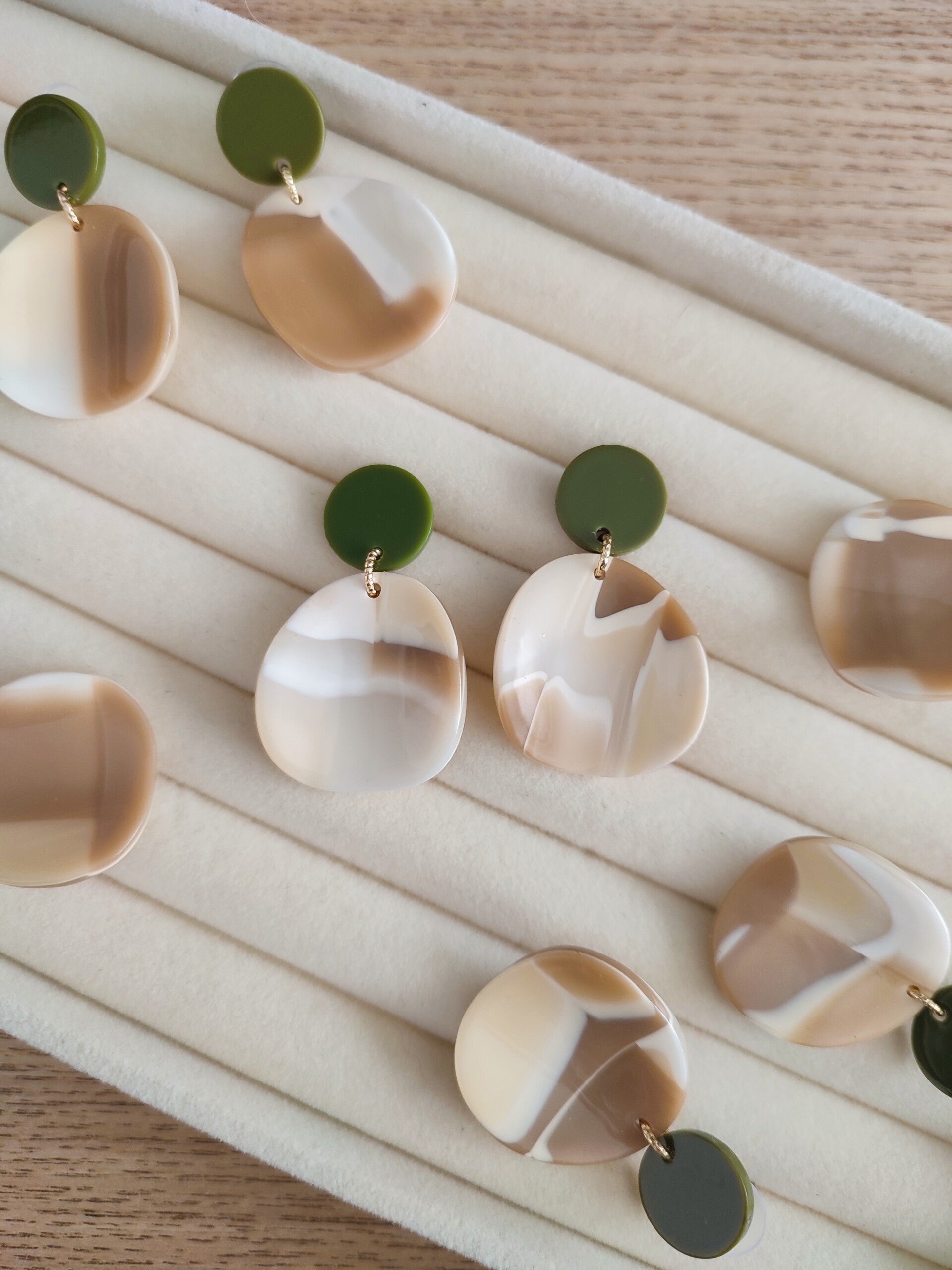 Boucles d’oreilles Éloria – Vert & Beige/Ivoire