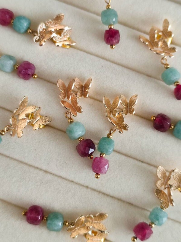 Boucles d’oreilles Aélia – Doré & pierres naturelles rose et verte
