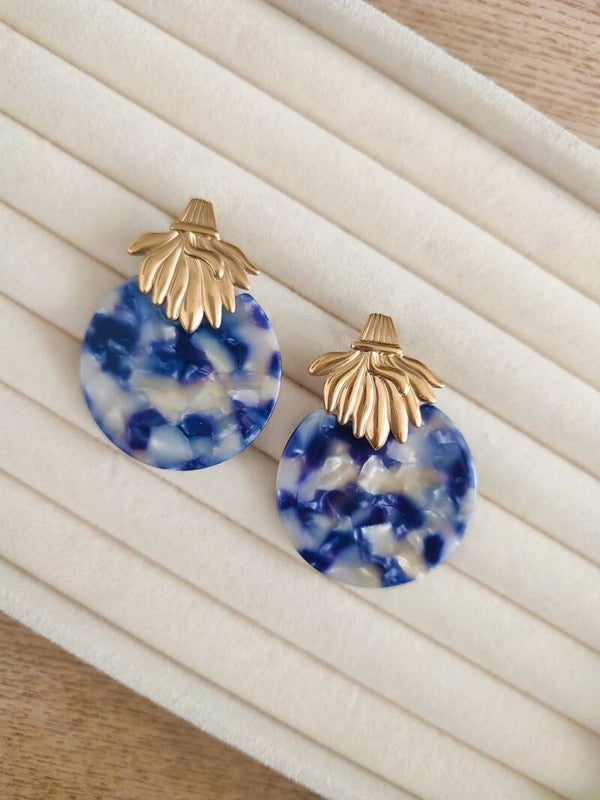 Boucles d’oreilles Althéa – Doré & Acétate marbré bleu